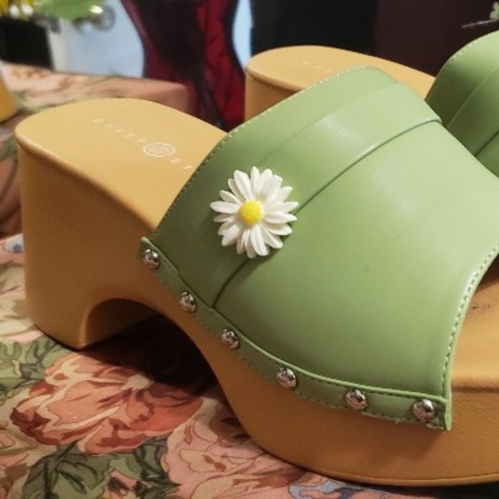 Daisy Street Light Green Clog - Picture 2 of 5